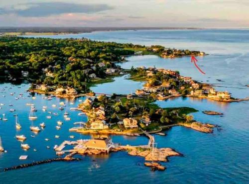 Direct Waterfront 4 Bedroom Beach House With Stunning LI Sound Views & Private Beach — 4-Star Luxury Hotel in Guilford, United States
