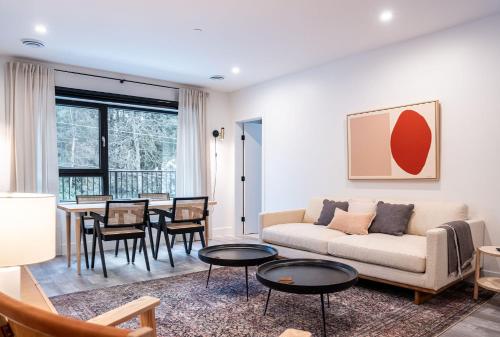 Snow & Swing Getaway Three Bedrooms with Hot Tub in Revelstoke, Canada