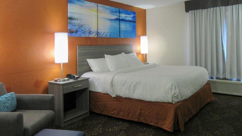 Clarion Pointe Evansville North - photo 7