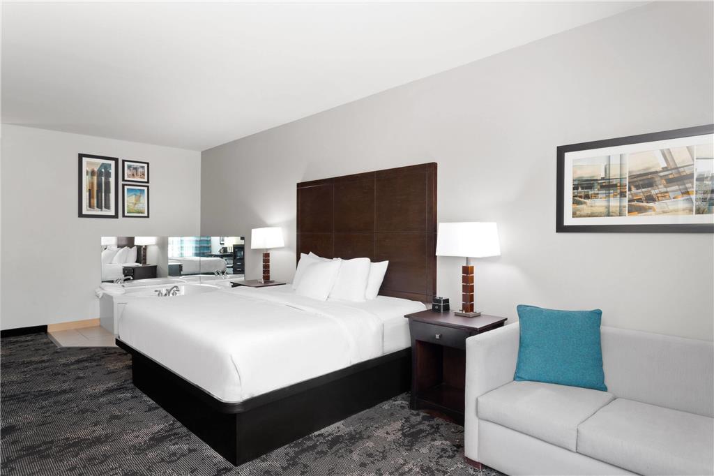 La Quinta Inn & Suites by Wyndham Columbus Edinburgh - photo 28