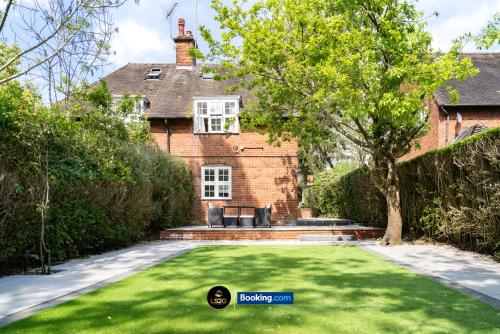 Spacious 3 Bed House in Hampstead with Parking by LS2G Stays — 4-Star Luxury Hotel in London, United Kingdom