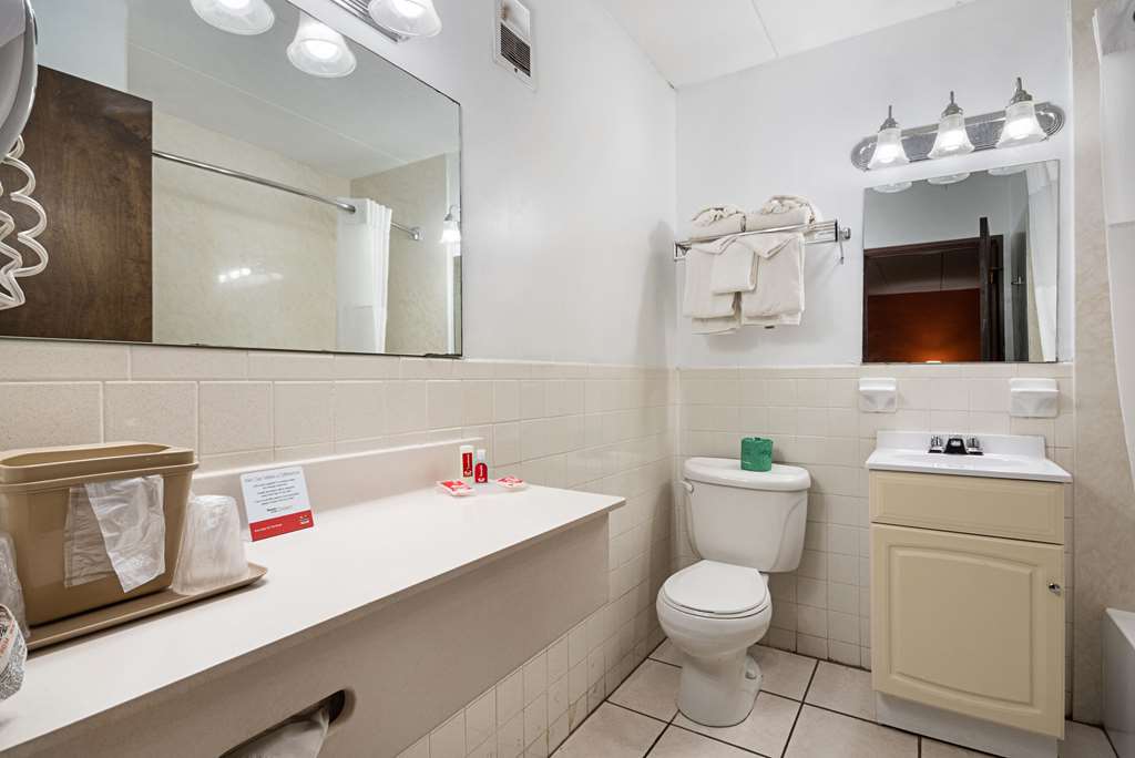 Econo Lodge Inn & Suites Windsor Locks Bradley Airport - photo 10