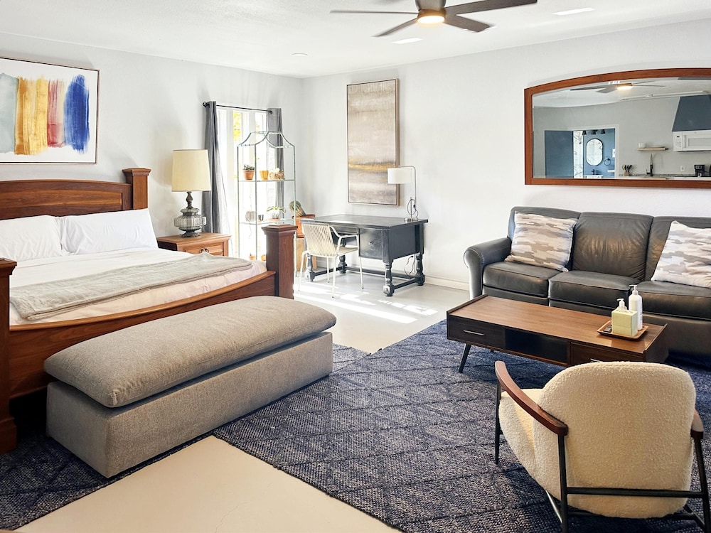 Bright Trendy Studio 9min to Asia District in Oklahoma City, United States