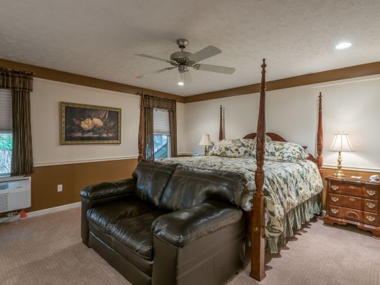 Eight Gables Inn - photo 19