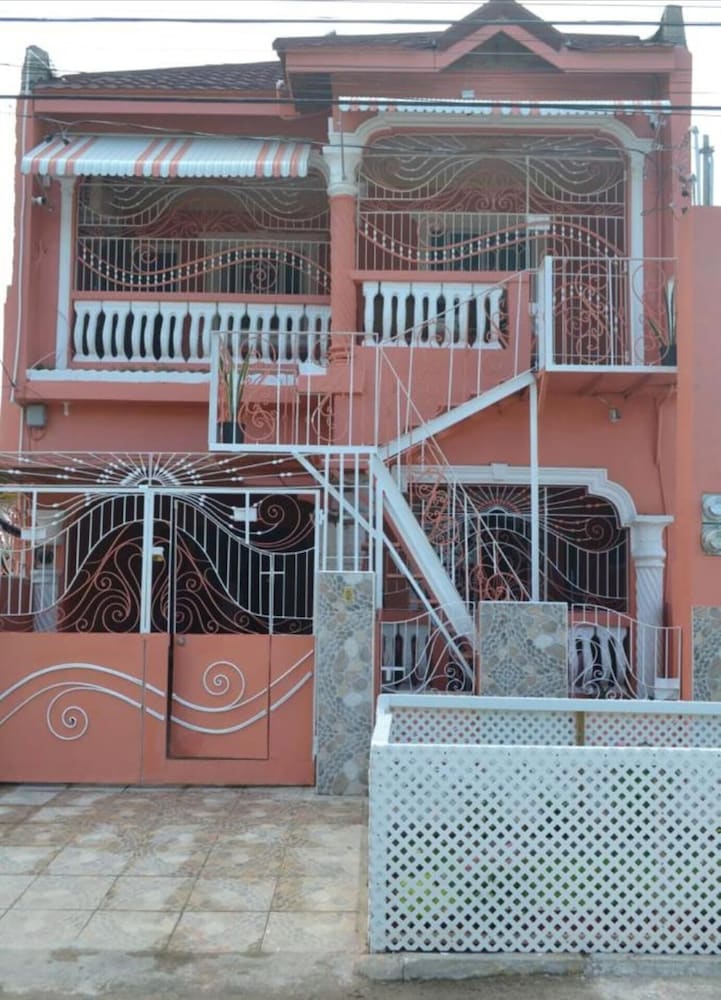 Immaculate 2 bed House in Greater Portmore — 4-Star Luxury Hotel in Portmore, Jamaica