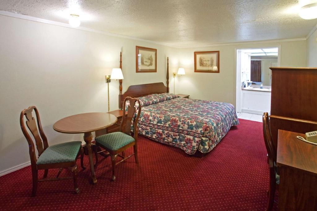 Americas Best Value Inn Lansing - photo 14
