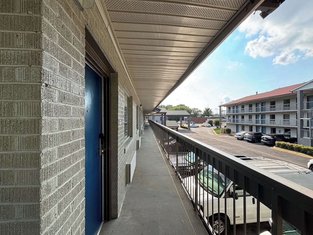 Sunset Inn Northlake - photo 26