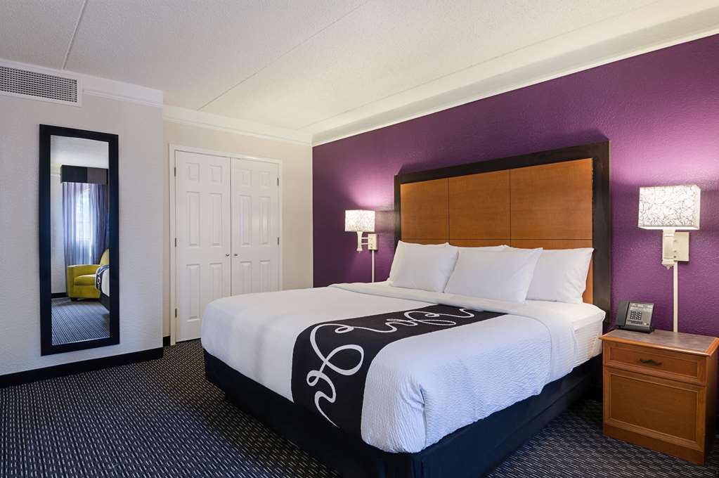 La Quinta Inn & Suites by Wyndham Miami Airport East - photo 50