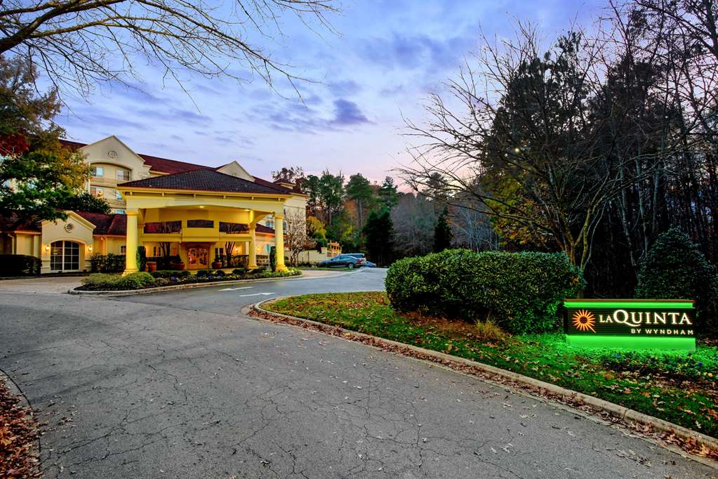 La Quinta Inn & Suites by Wyndham Raleigh Crabtree - photo 3