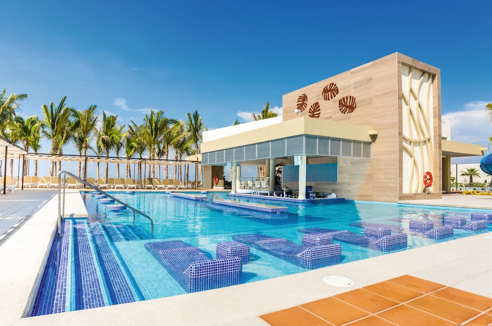 Poolside bar