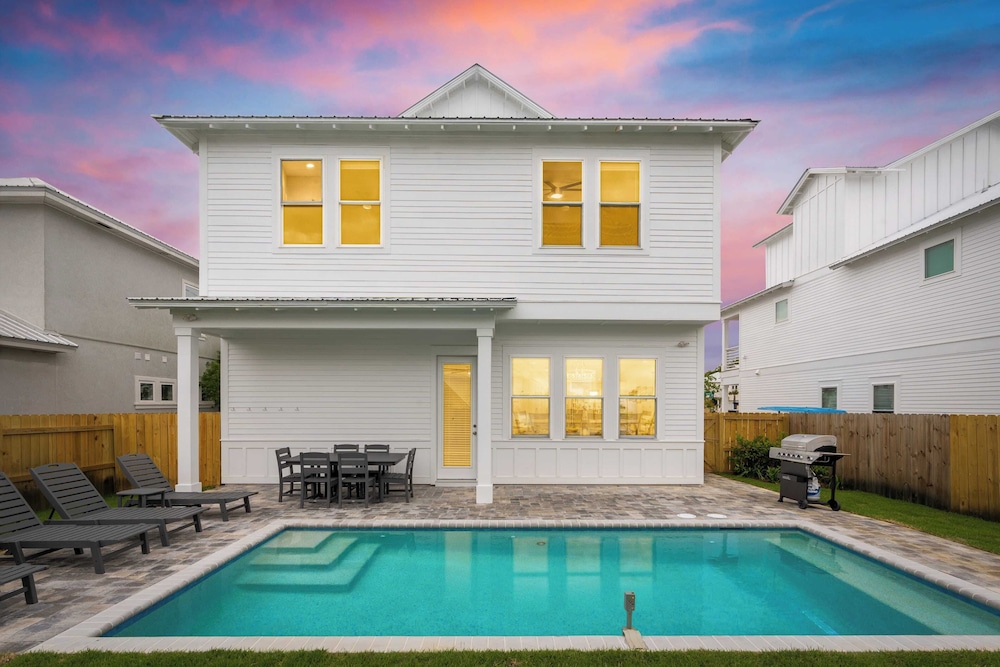 Flipper by Avantstay 18 person Retreat w Pool - featured photo