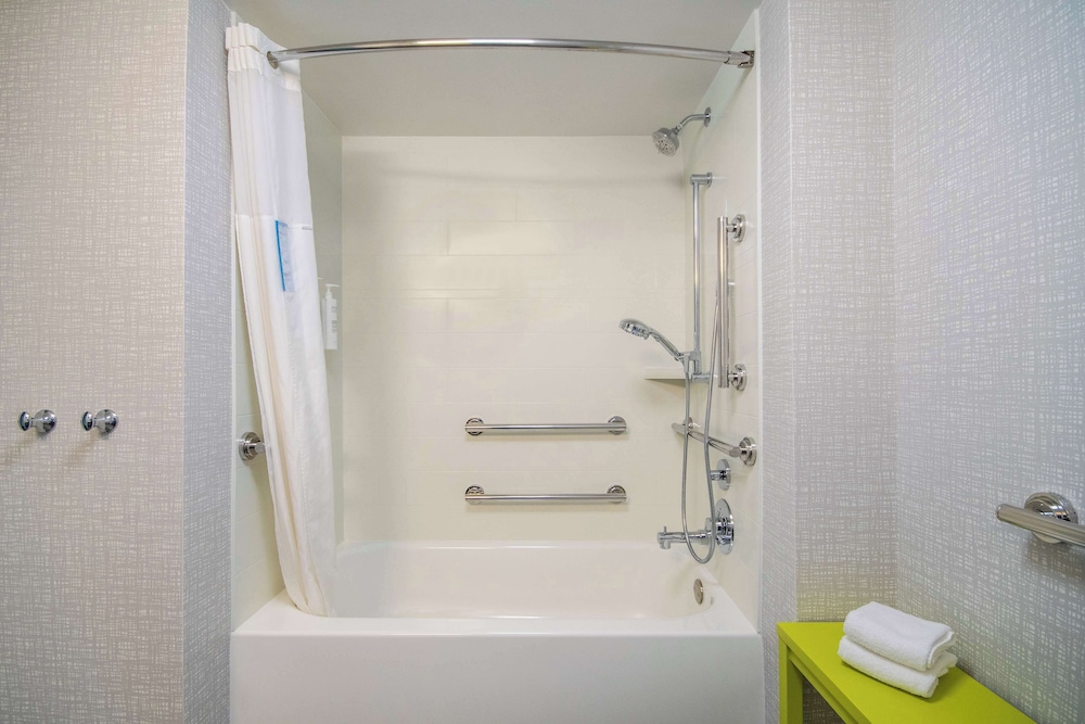 Hampton Inn East Aurora - photo 24