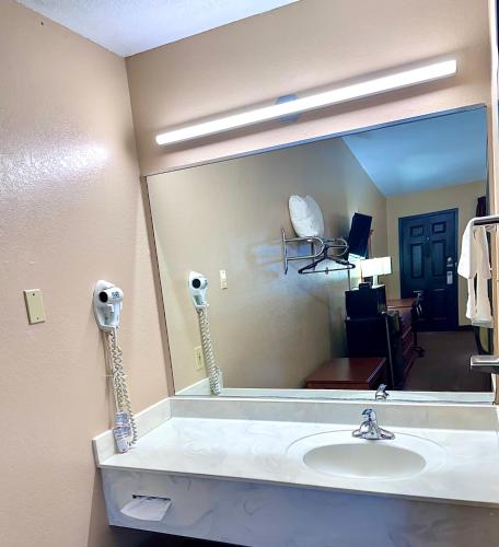 Owensville Motor Inn - photo 8