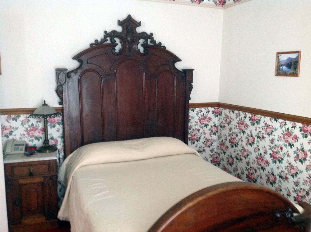 Bridgeport Inn - photo 5
