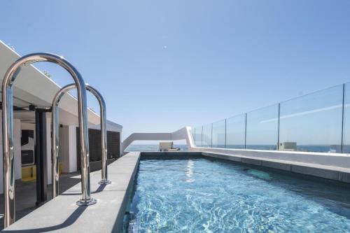 Sea Point Modern 2 Bed with Ocean Mountain Views