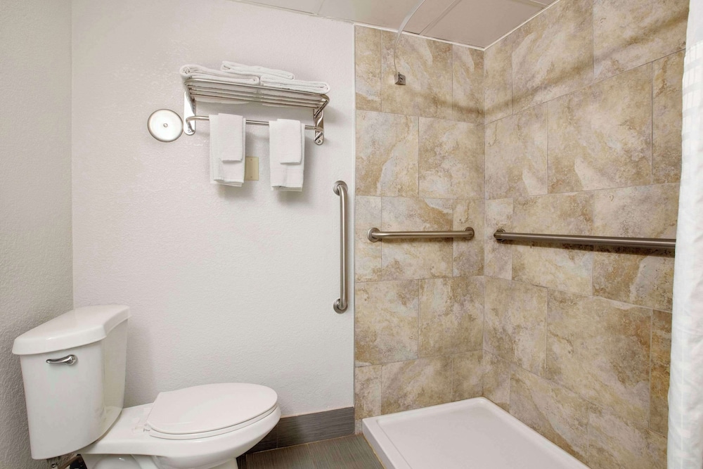 Quality Inn Newton at I 80 - photo 9