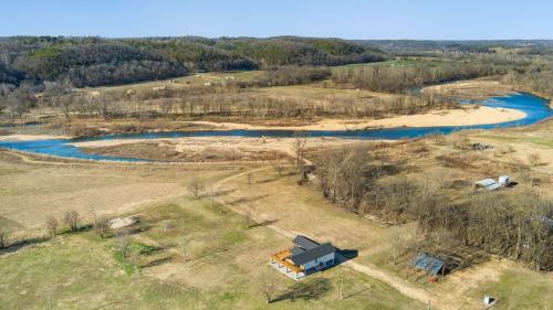 Elk View Access Elk River Rural Acreage Huge Patio — hotel in Sulphur Springs