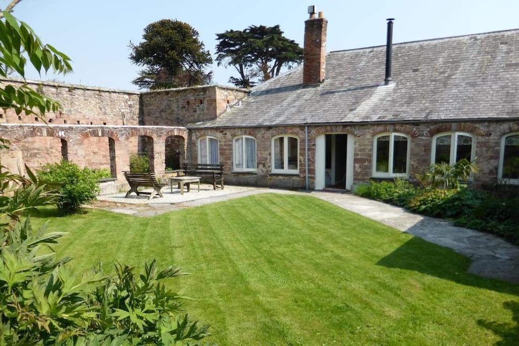 The Coach House within heritage Tregrehan Garden on Cornwall's South Coast — 4-Star Luxury Hotel in Par, United Kingdom