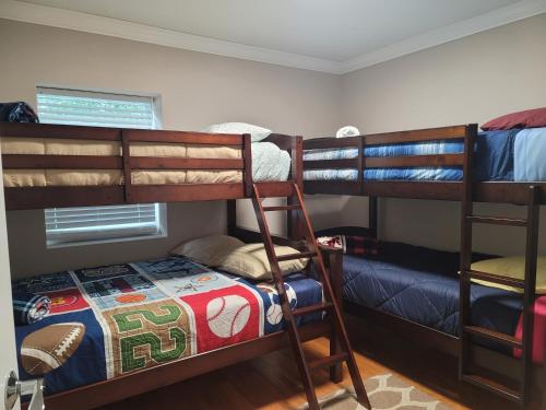 Great large home 8 min from Downtown — 4-Star Luxury Hotel in Pensacola, United States