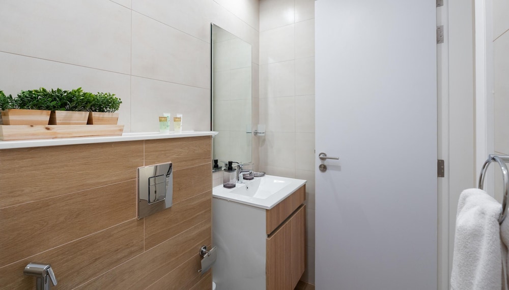Modern 1BR Haven Jupiter Apartment Stay — 4-Star Luxury Hotel in Abu Dhabi, United Arab Emirates