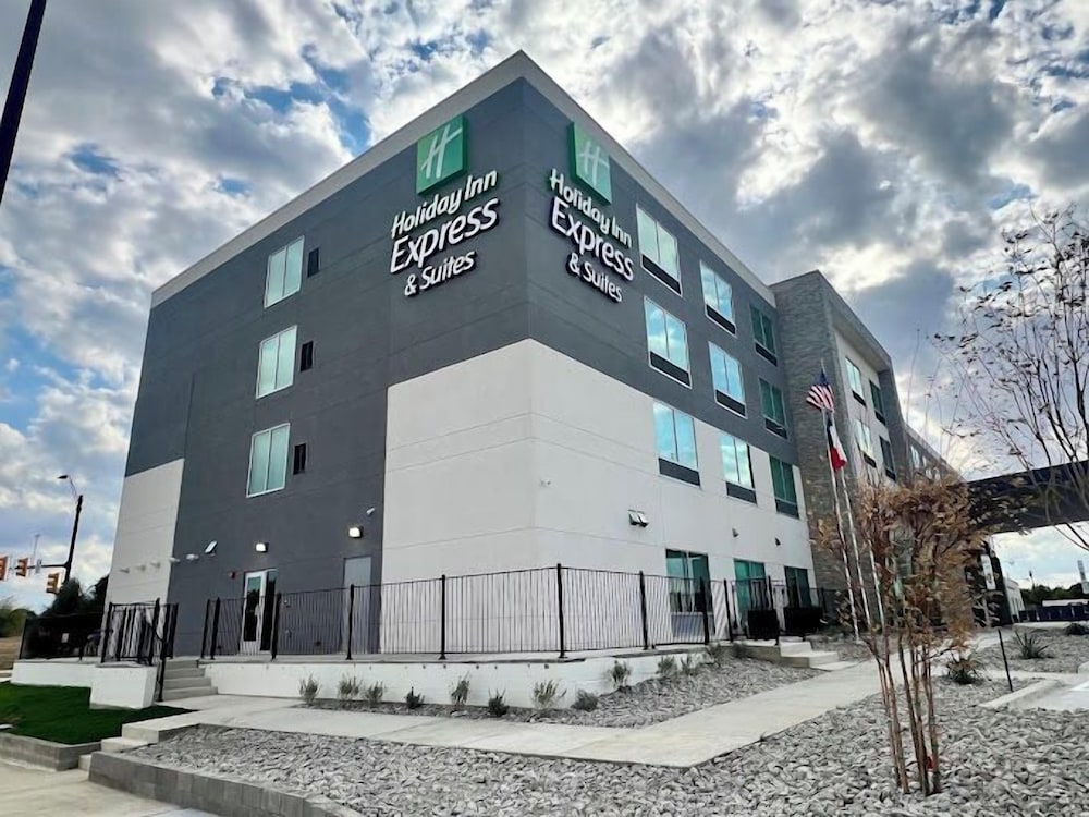 Holiday Inn Express and Suites Haltom City Ft Worth by IHG - photo 23