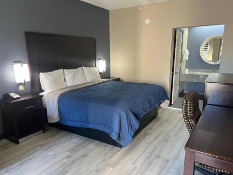Deluxe Inn and Suites - photo 3