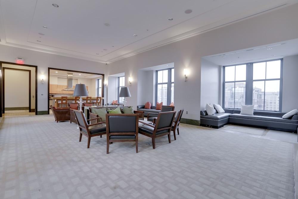 Walkable Alexandria Apts — 4-Star Luxury Hotel in Crystal, United States