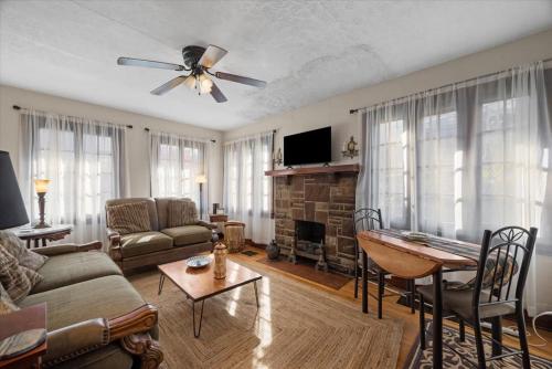 Light Bright with Craftsman Character and Views in Pittsburgh, United States