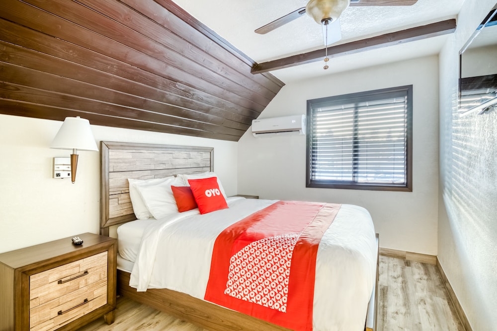 Sleepy Hollow Cabins and Hotel — hotel in Crestline