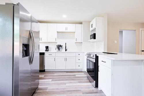 Luxury 4BR Retreat 10 Mins to Downtown & Lake in Mesquite, United States