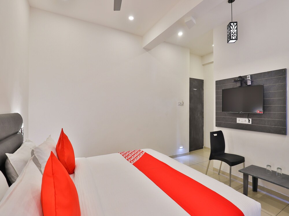 Nova Hotel New Crossroad in Rajkot, India