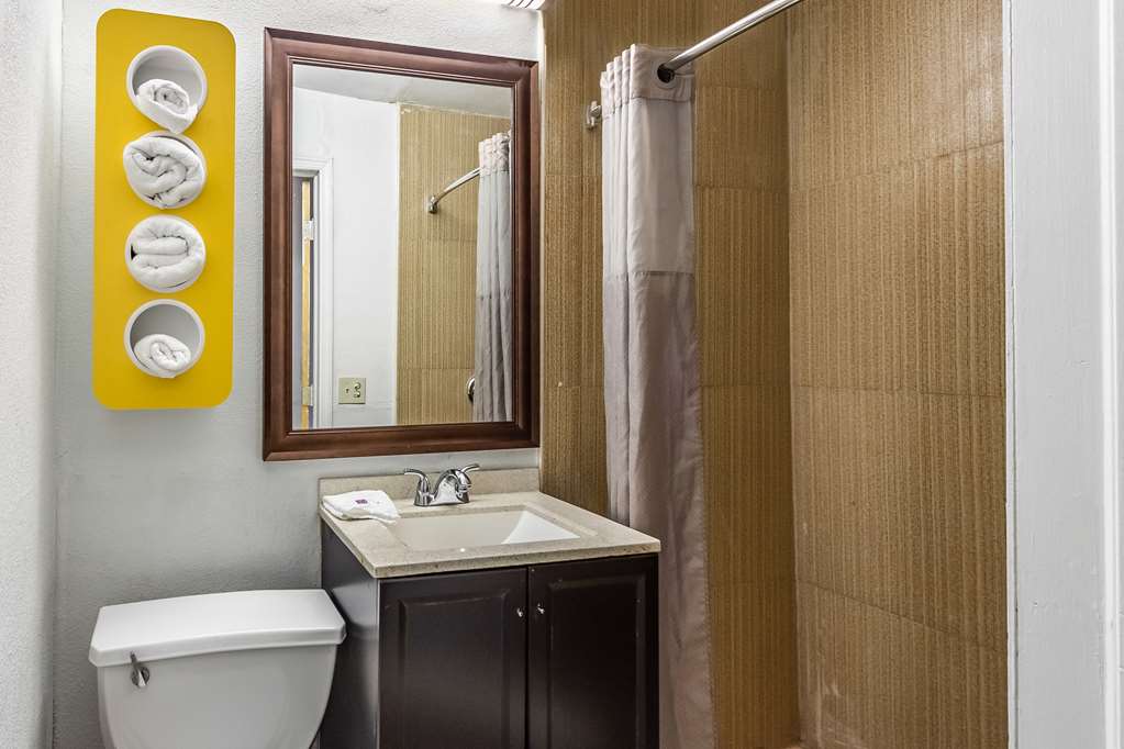 Motel 6 Elizabeth NJ Newark Liberty Intl Airport - photo 21