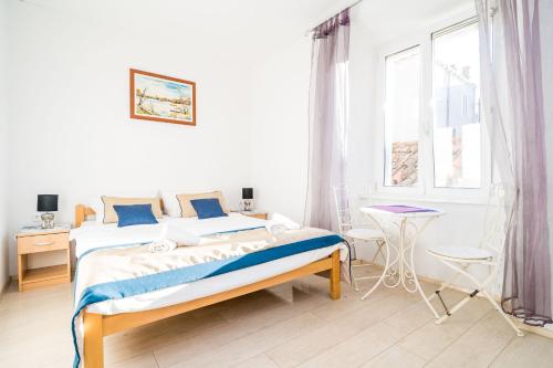 Deluxe Rooms with a terrace view at Old City Gate