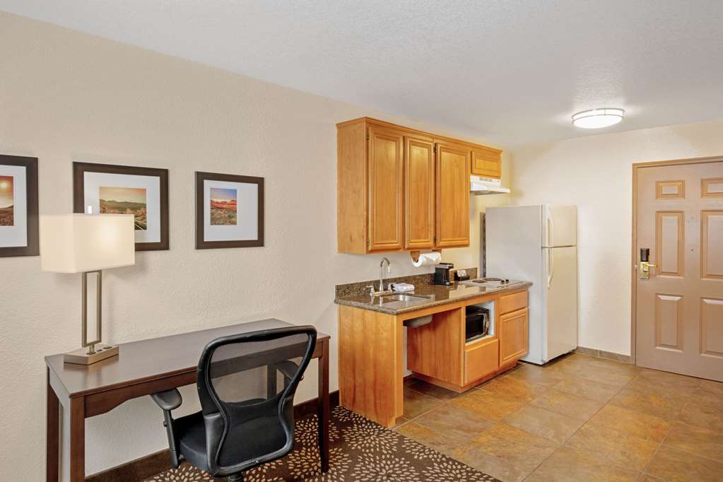 La Quinta Inn & Suites by Wyndham Las Vegas Red Rock - photo 15