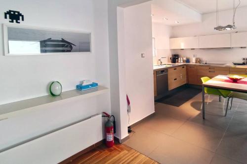 Sunny Southern Athens Flat Near the Seaside — 4-Star Luxury Hotel in Palaio Faliro, Greece