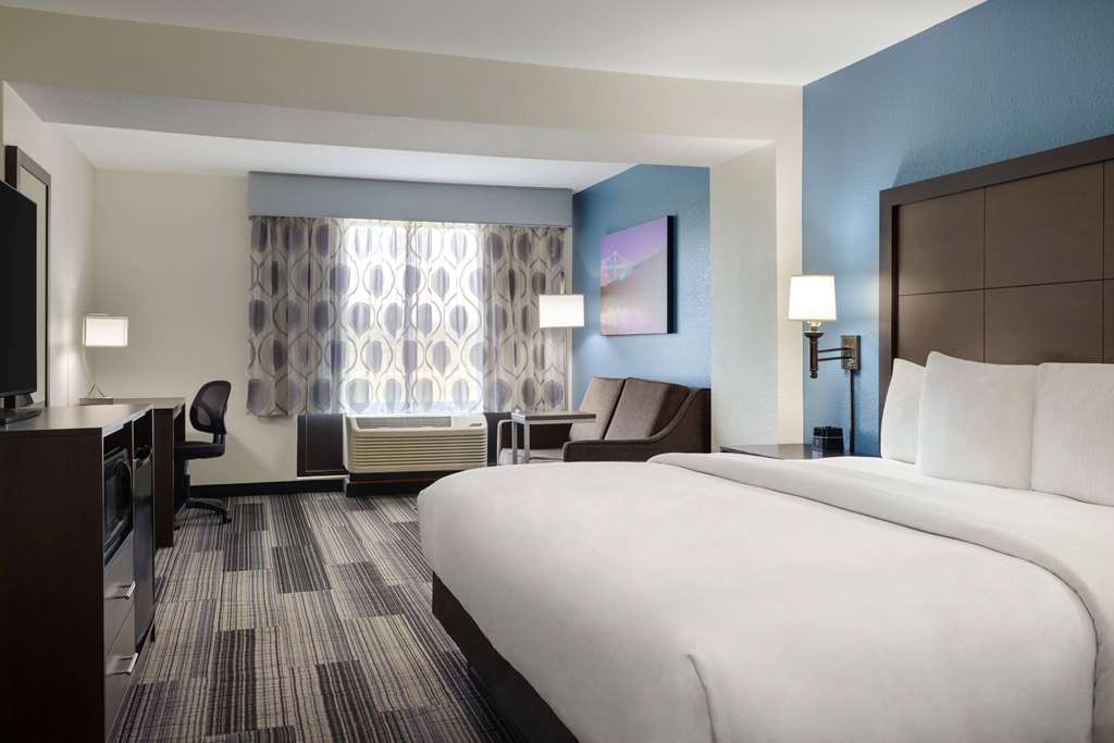 La Quinta Inn & Suites by Wyndham Springfield Airport Plaza - photo 32