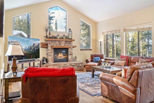 Dreamy 6 BR with Hot Tub Walk to Goose Pasture Tarn — 4-Star Luxury Hotel in Breckenridge, United States