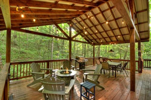 K6 Lodge Gather around the firepit soak in the hot tub and splash in the creek — 4-Star Luxury Hotel in Blue Ridge, United States