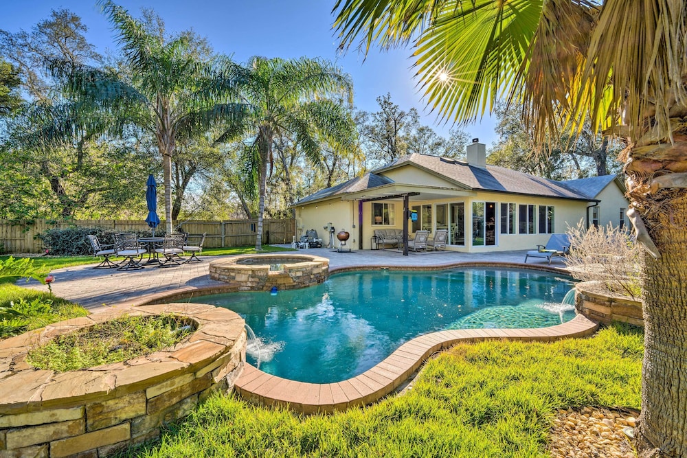 Walk to Lake Stunning Central Florida Home — 4-Star Luxury Hotel in Lake Mary, United States