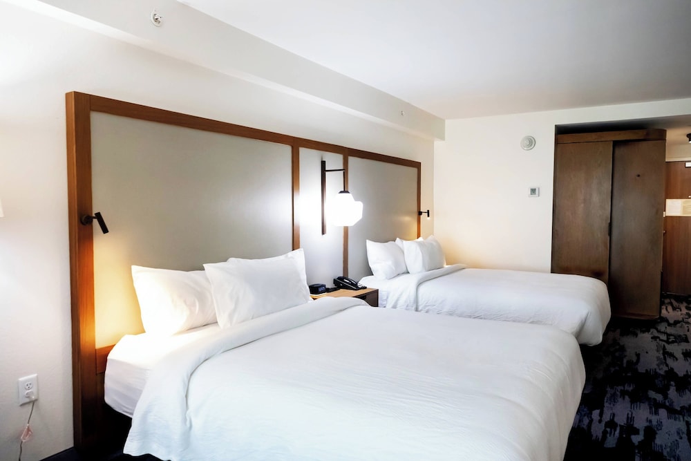 Fairfield Inn Suites By Marriott Louisville Airport — Louisville