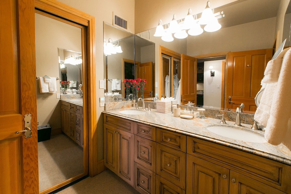 Luxury Four Bedroom Suite with Three Hot Tubs 4 Apartment Hotel by RedAwning - photo 21