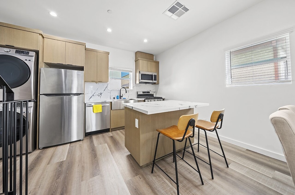 Downtown LA Stylish Bedrooms - photo 25
