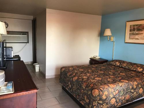 Hwy Express Inn & Suites - photo 6