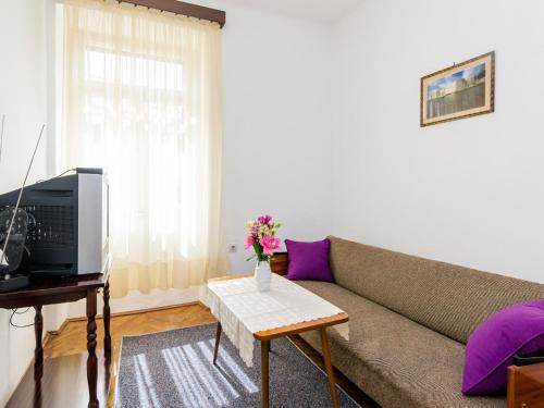 Apartment Lucy Two Bedroom Apartment with Terrace and City View Gustin