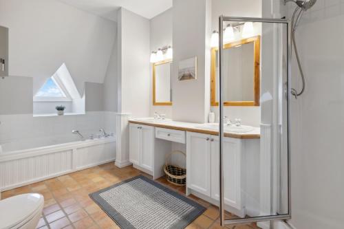 3BR Snowbridge Chalet in Blue with Golf Course View — 4-Star Luxury Hotel in Collingwood, Canada