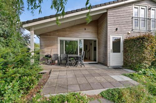 Huis Specht is perfect voor vakantie nabij meer en tuin op zuiden — hotel in Grou