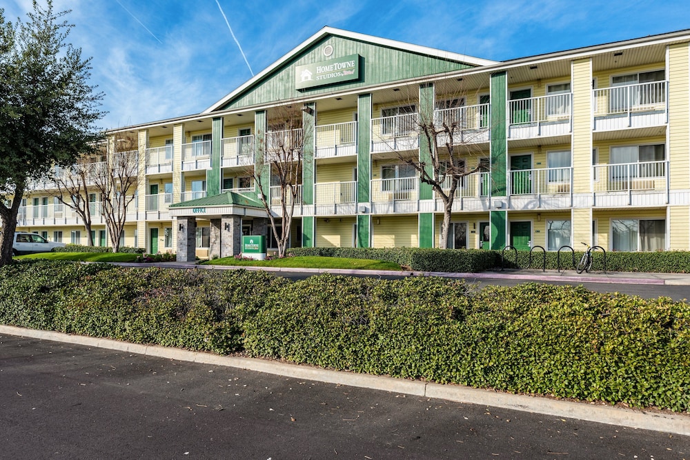 HomeTowne Studios by Red Roof Fresno West in Fresno, United States