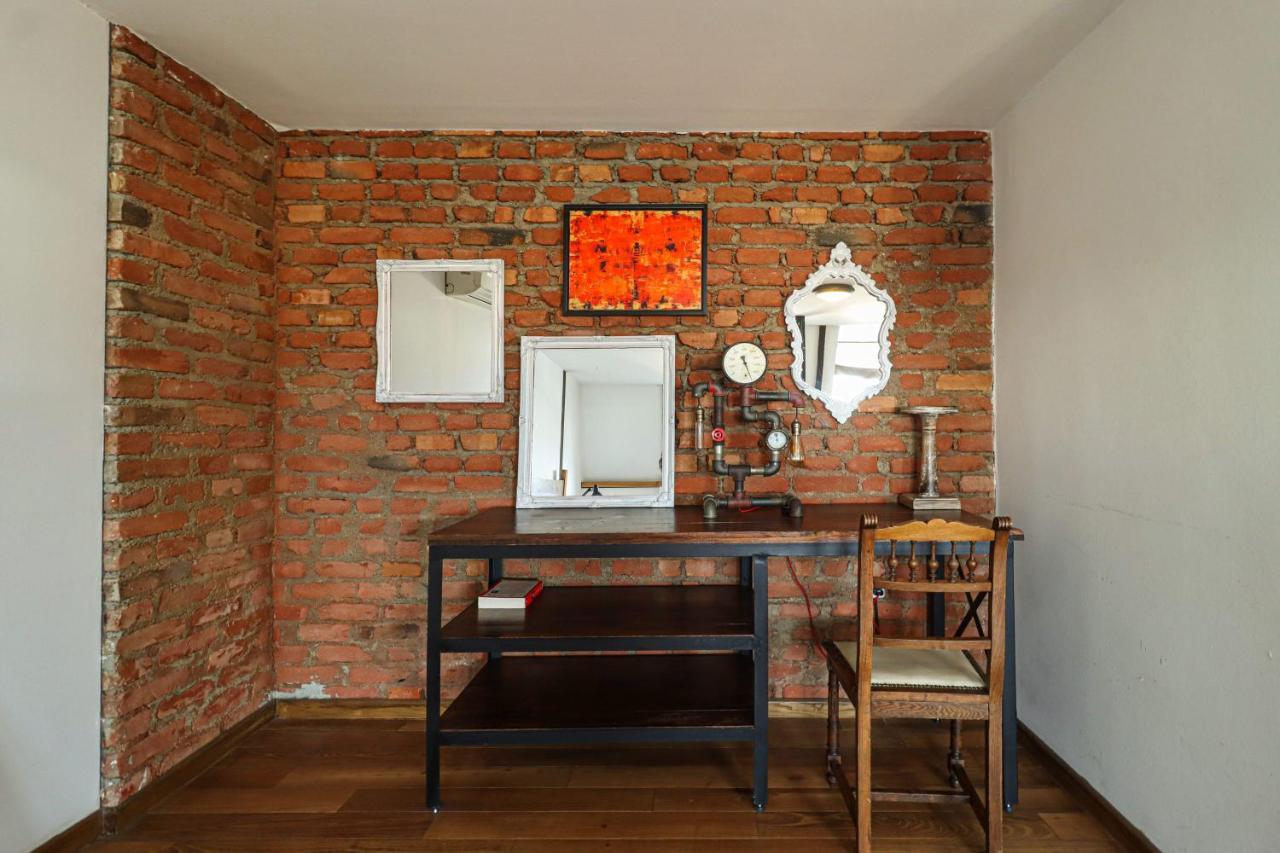 Vintage Mezzanine Apt in City Center By Wehost