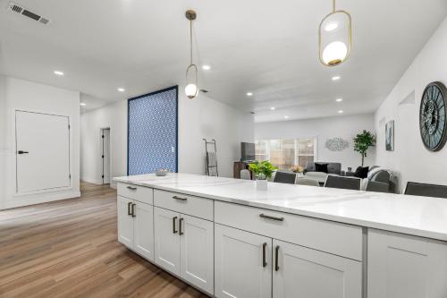 Stunning Modern Home Near White Rock Lake — 4-Star Luxury Hotel in Dallas, United States