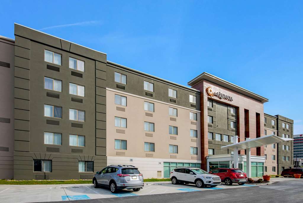 La Quinta Inn & Suites by Wyndham Baltimore BWI Airport - photo 7